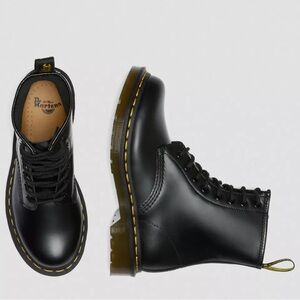 Dr. Martens  size 7 women’s 1460 smooth black leather